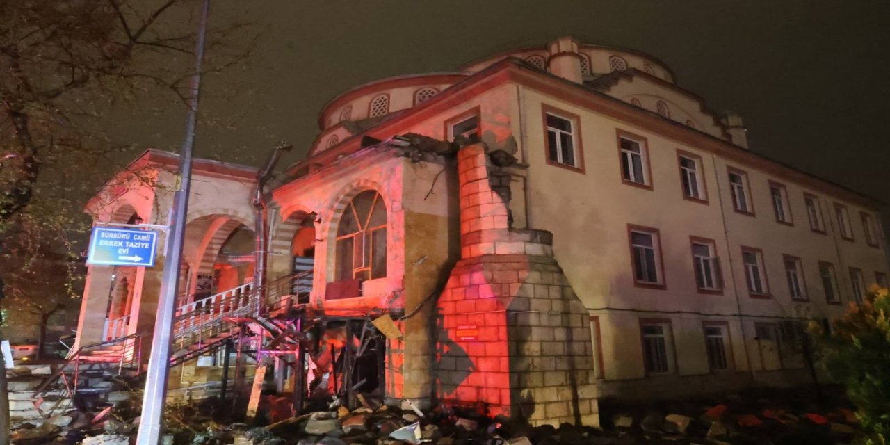 Li Xarpêtê minareya mizgeftê ji ber birûskê hilweşîya