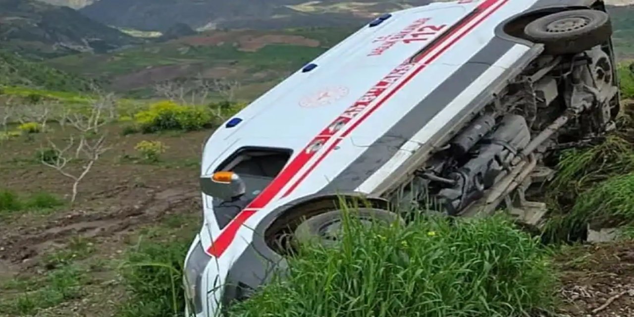 Siirt’in Pervari ilçesinde ambulans şarampole devrildi: 3 sağlık çalışanı yaralandı