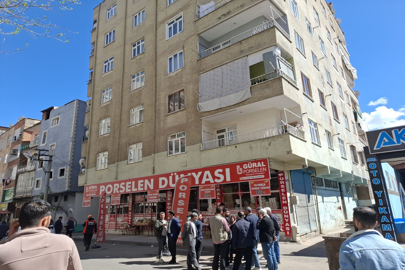 Li Diyarbekirê îddîayên ku avahî diheje, niştecihên avahîyê derxistin kolanan