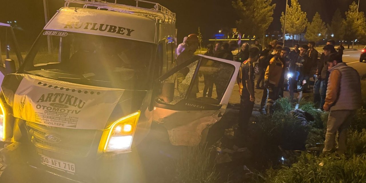 Li navçeya Midyada Mêrdînê mînîbus û otomobîl li hev qelibîn: 8 birîndar hene