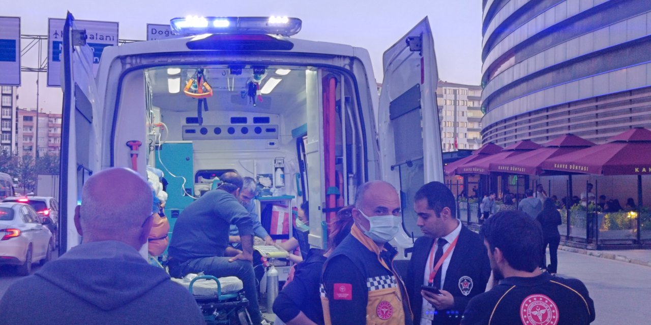 Diyarbakır'da otel inşaatında çıkan yangında 6 kişi dumandan etkilenirken bir kişi de düşerek yaralandı
