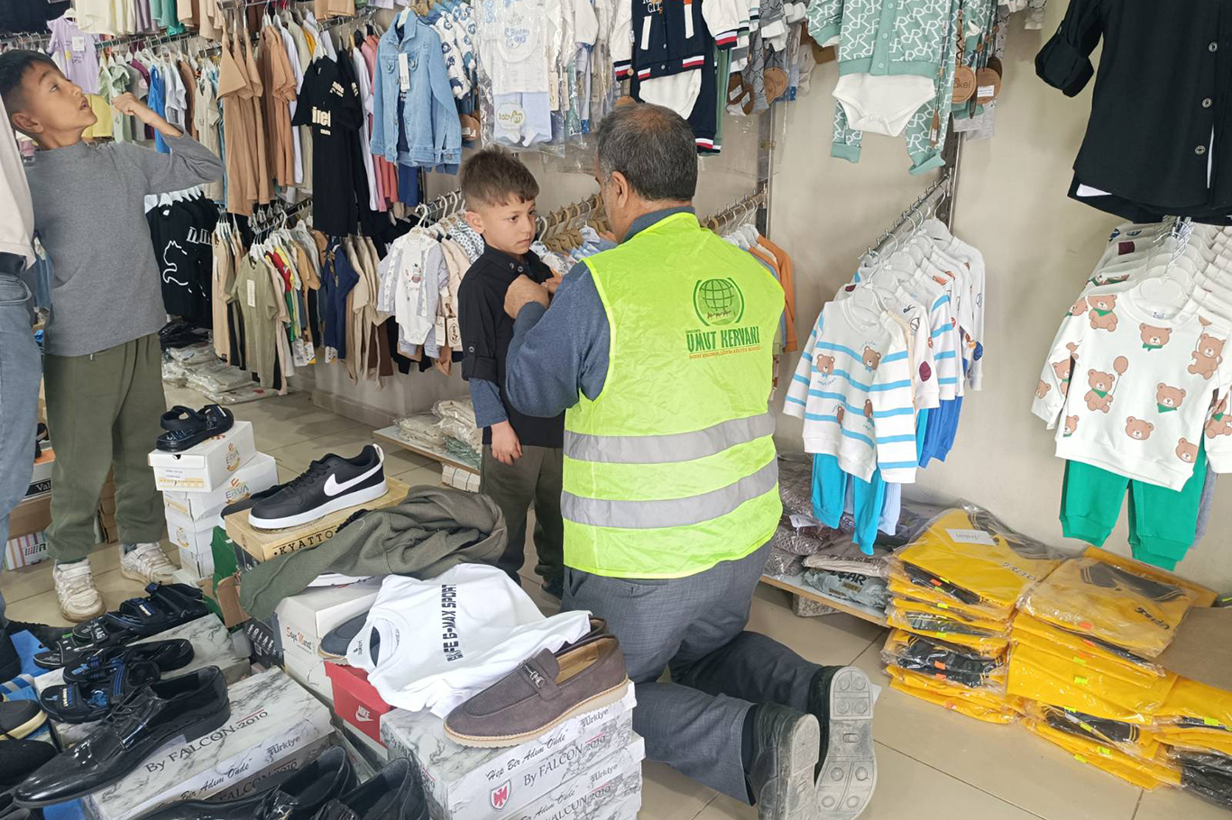Umut Kervanı'ndan Viranşehir’de yetim çocuklara giyim yardımı