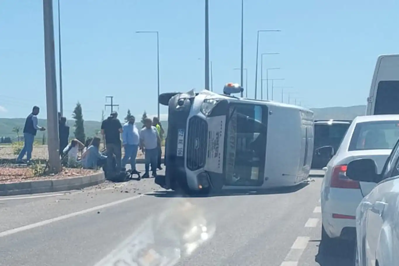 Li Batmanê mînîbusa rêwiyan li ser kêlekê qelibî: 5 birîndar