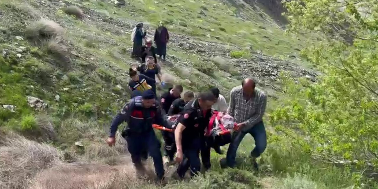 Malatya'da kayalıklardan düşerek mahsur kalan yaşlı kadın kurtarıldı