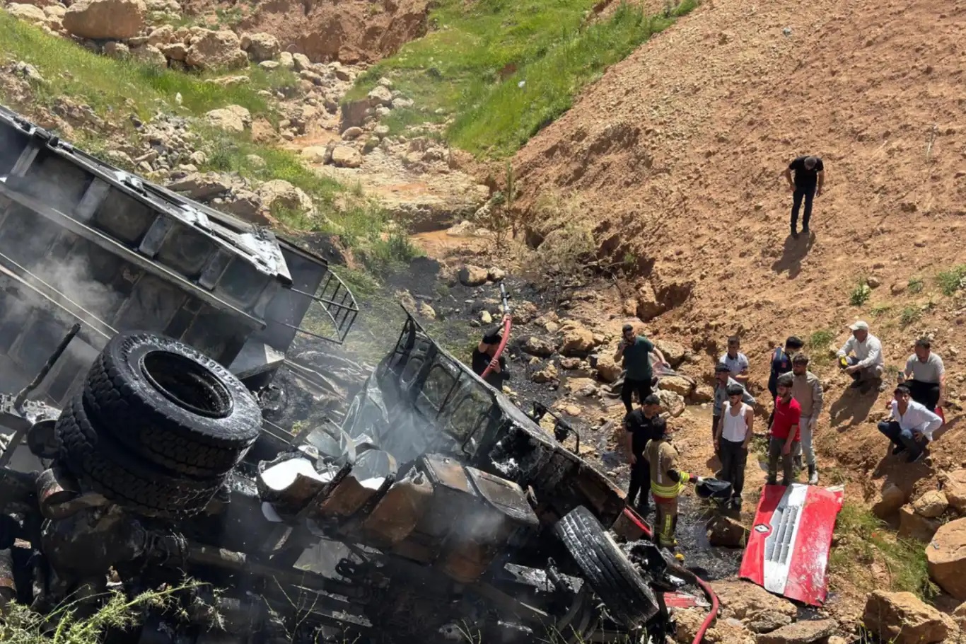 Li Cizîrê şofêrê di wesayîtê de asê mabû, di encama agir de canê xwe ji dest da