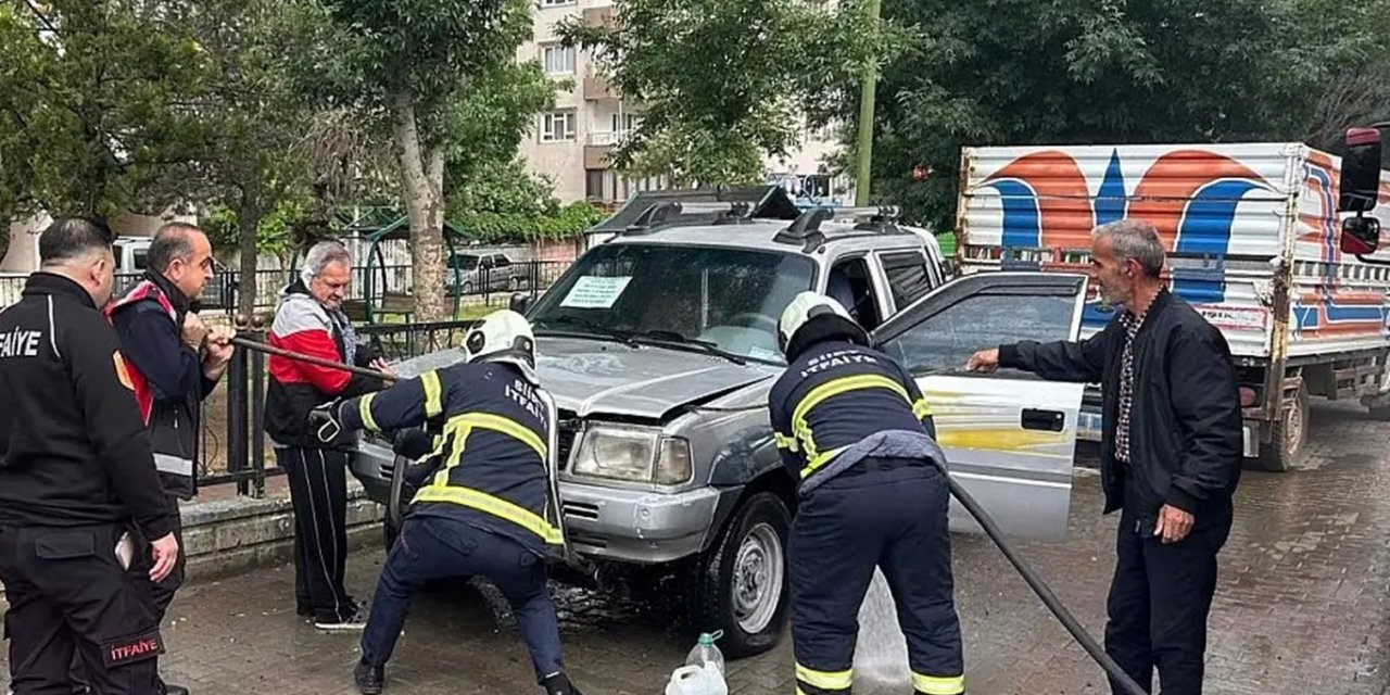 Park halindeki otomobil alev aldı
