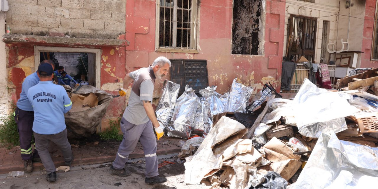 Mersin'de çöp eve müdahale: Tonlarca atık çıkarıldı