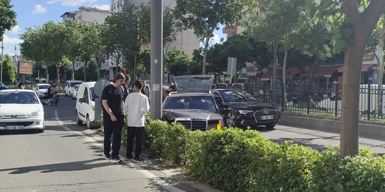 Batman'da kontrolden çıkan otomobil aydınlatma direğine çarptı