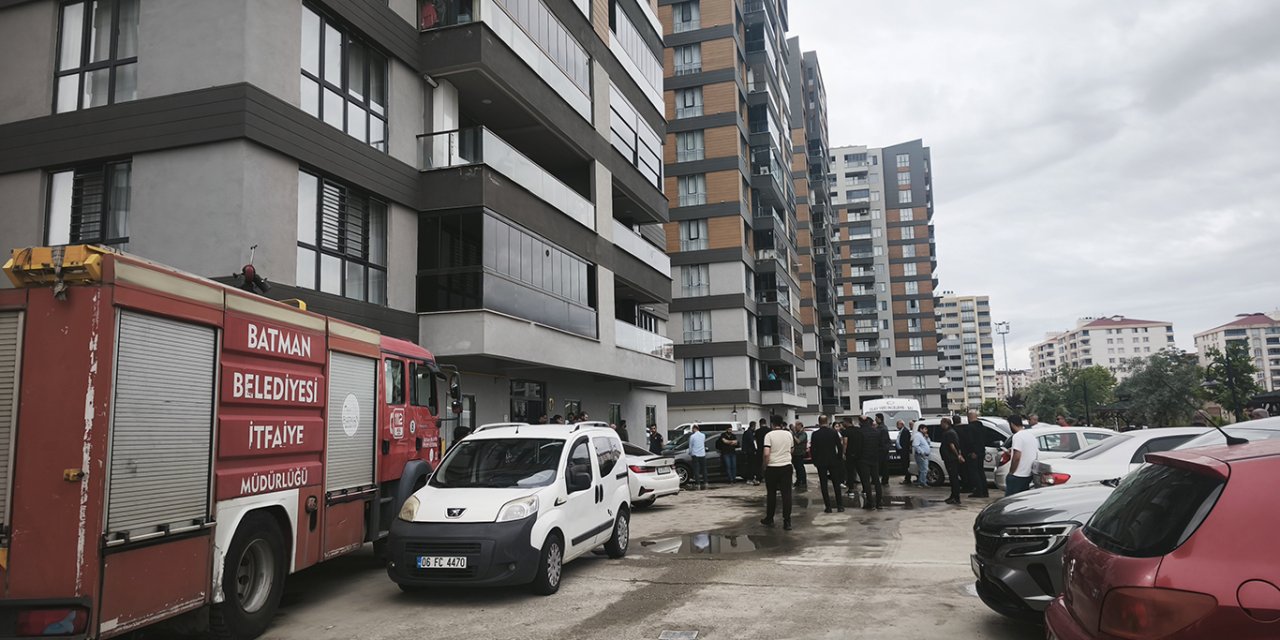 Mahsur kalan kadın ve çocuğu çıkaran adam, asansör boşluğuna düşüp hayatını kaybetti