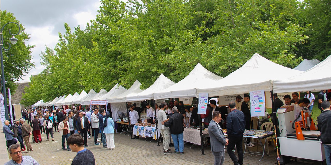 Diyarbakır'da "Maarif'in Kalbinde Marifetli Gençlik" Fuarı açıldı