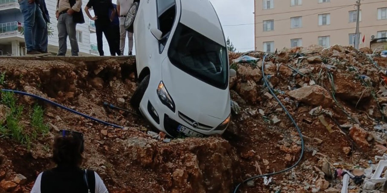 Mardin’de kontrolden çıkan otomobil uçurum kenarında asılı kaldı