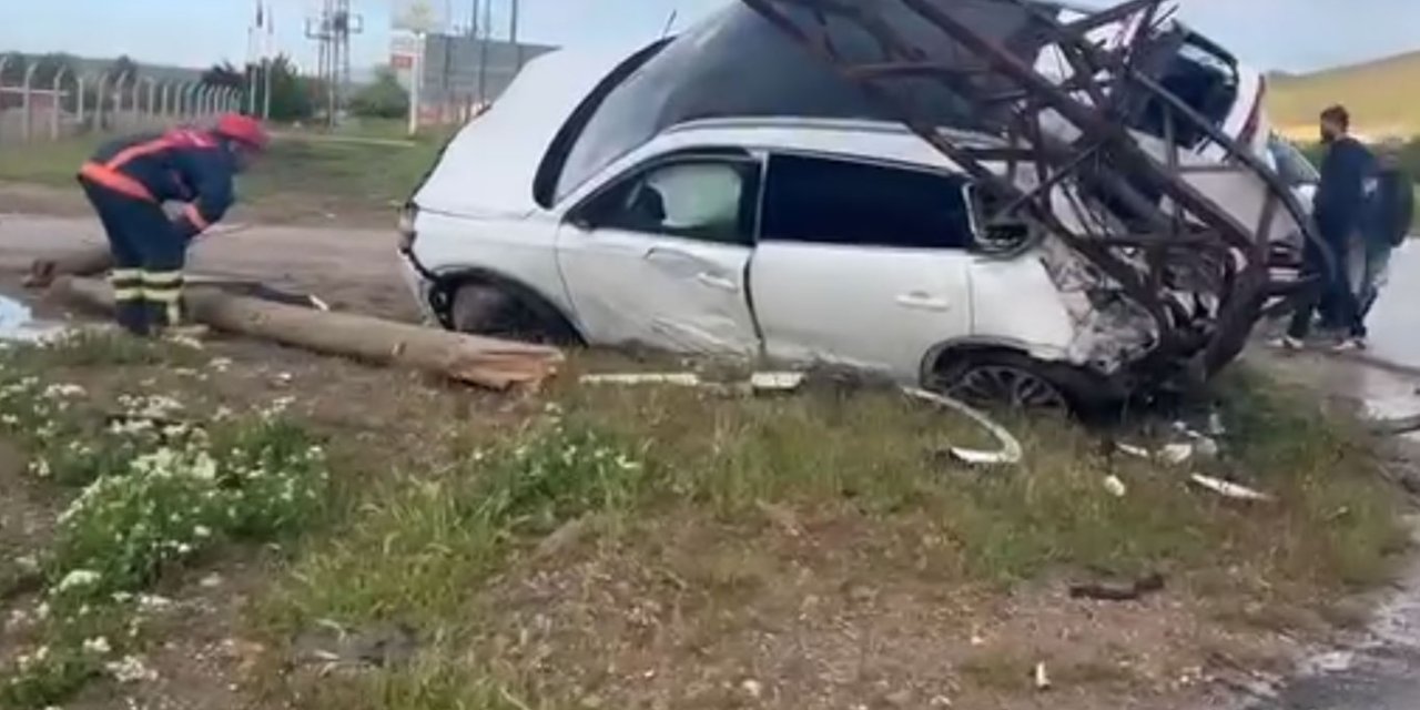 Kovancılar - Bingöl karayolu Yazıbaşı mevkiinde otomobil elektrik direğine çarptı: 4 yaralı