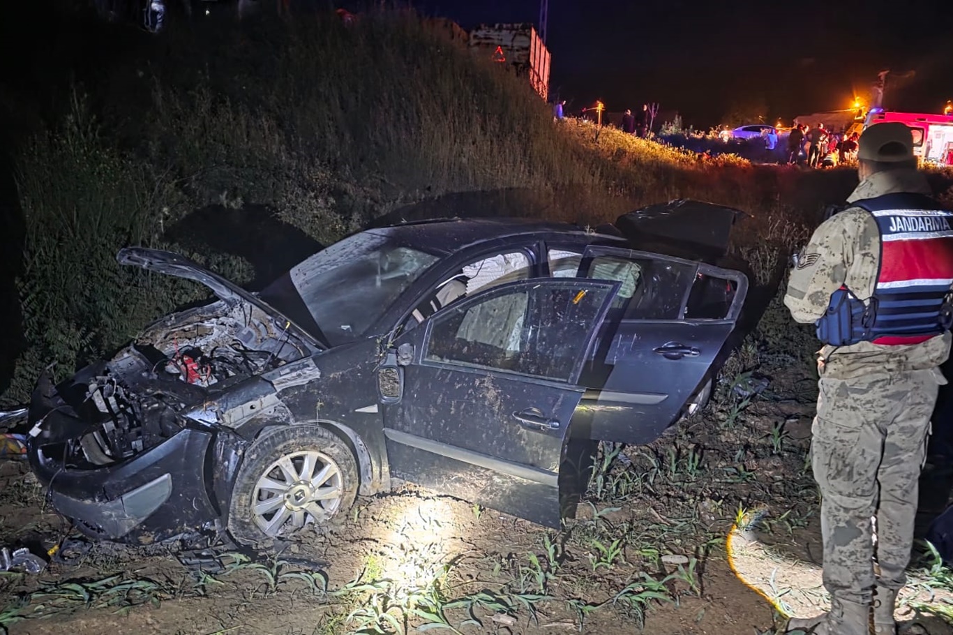 Batman'da kontrolden çıkan otomobil şarampole yuvarlandı: 4 kişi yaralandı