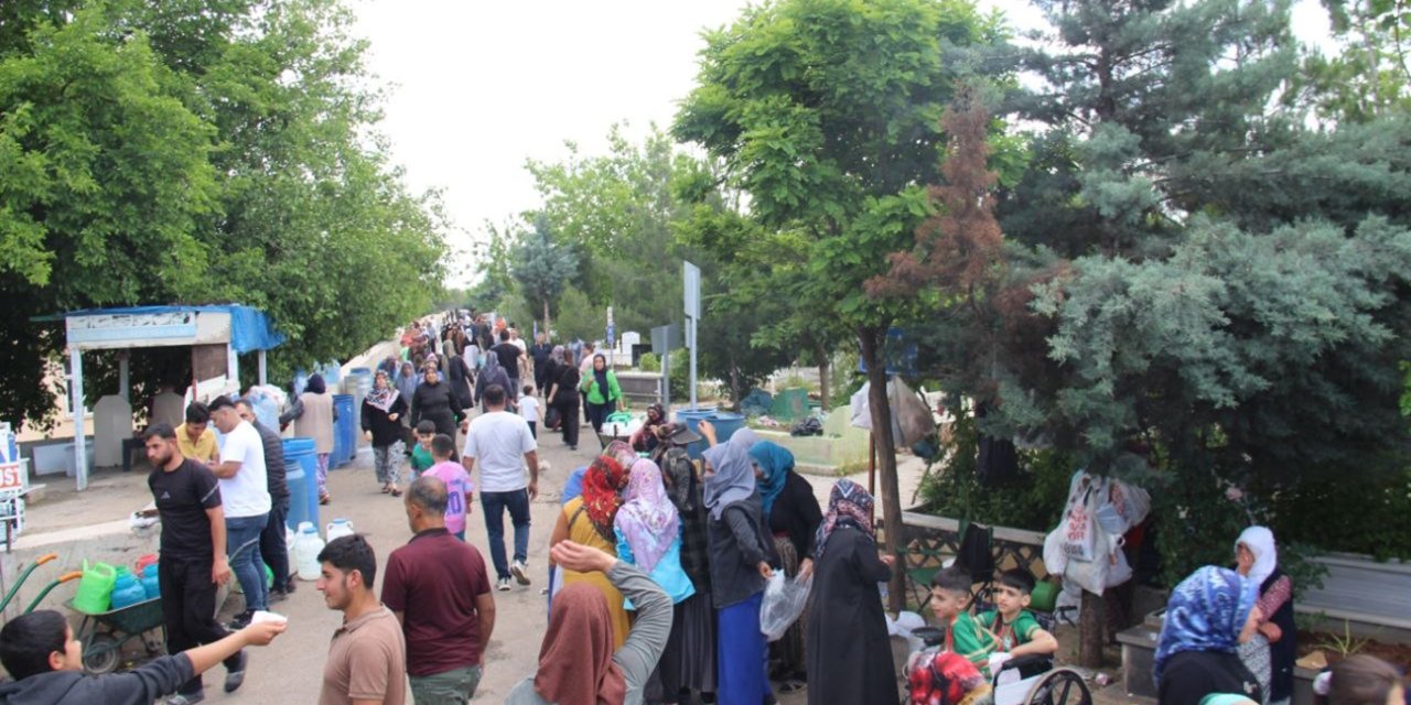 Diyarbakır'da bayram öncesinde mezarlıklarda ziyaretçi yoğunluğu