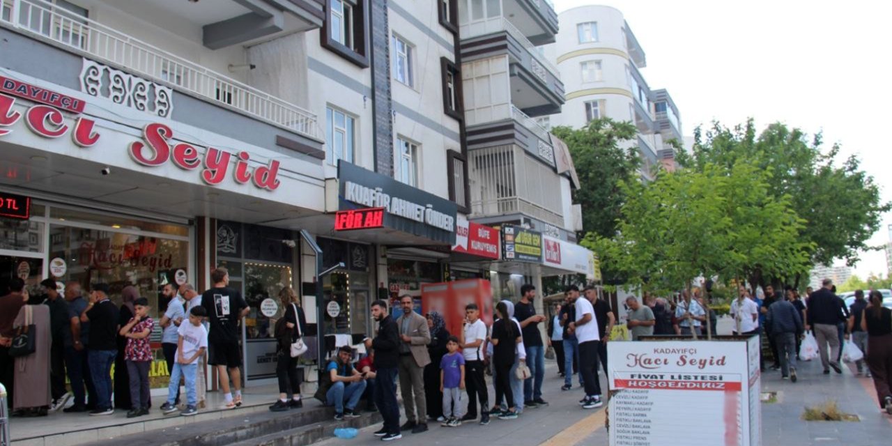 Diyarbakır’da bayram arifesinde tatlıcılarda uzun kuyruklar oluştu