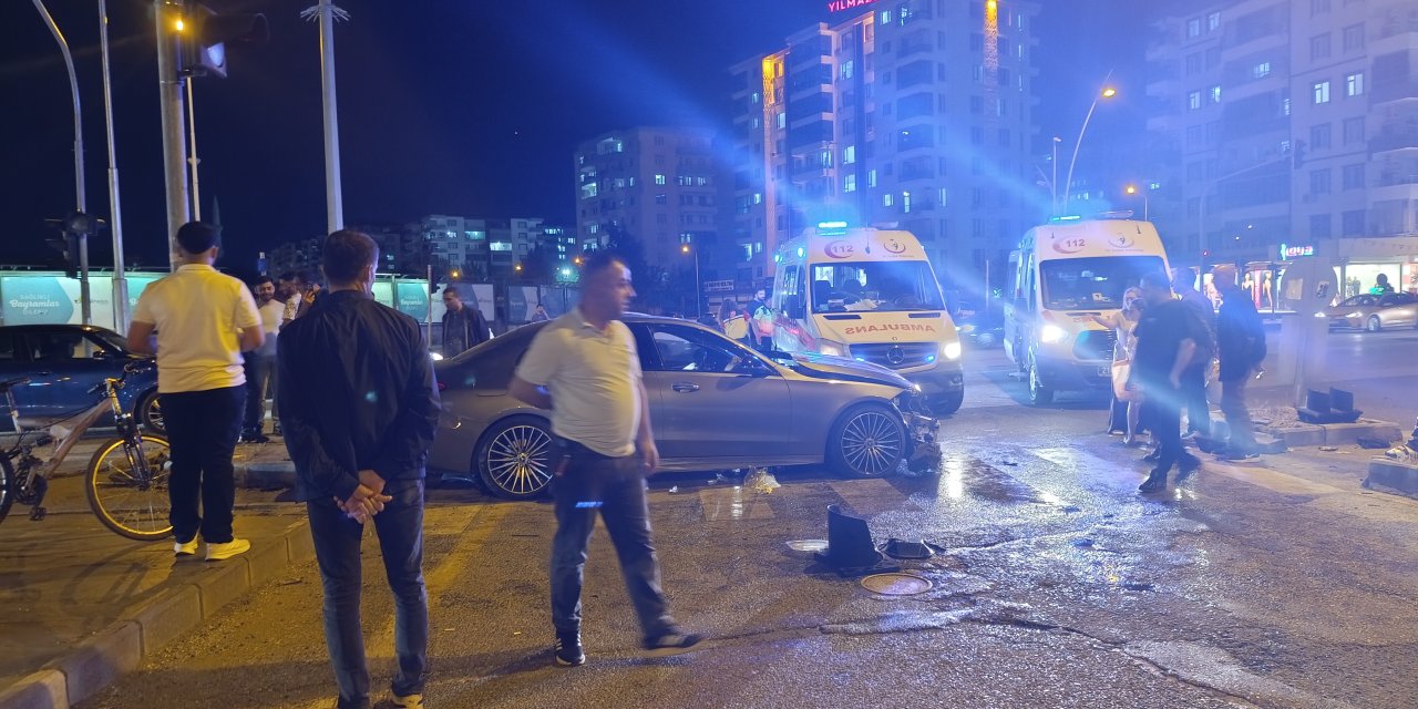 Diyarbakır'da kontrolden çıkan otomobil kaza yaptı 2 yaralı