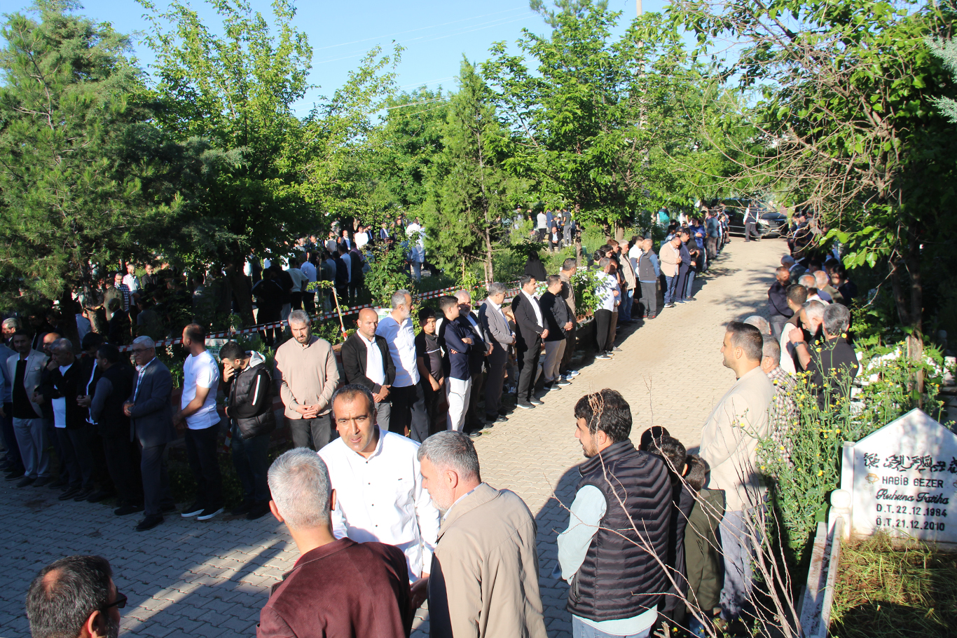 Diyarbakır'da Kurban şehidleri mezarları başında yad edildi