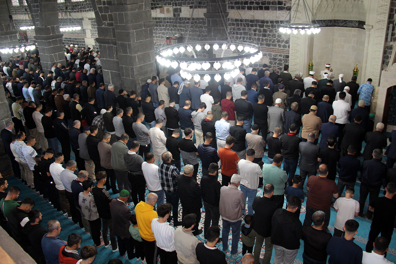 Diyarbakırlılar bayram namazında tarihi Ulu Camii'ni doldurdu