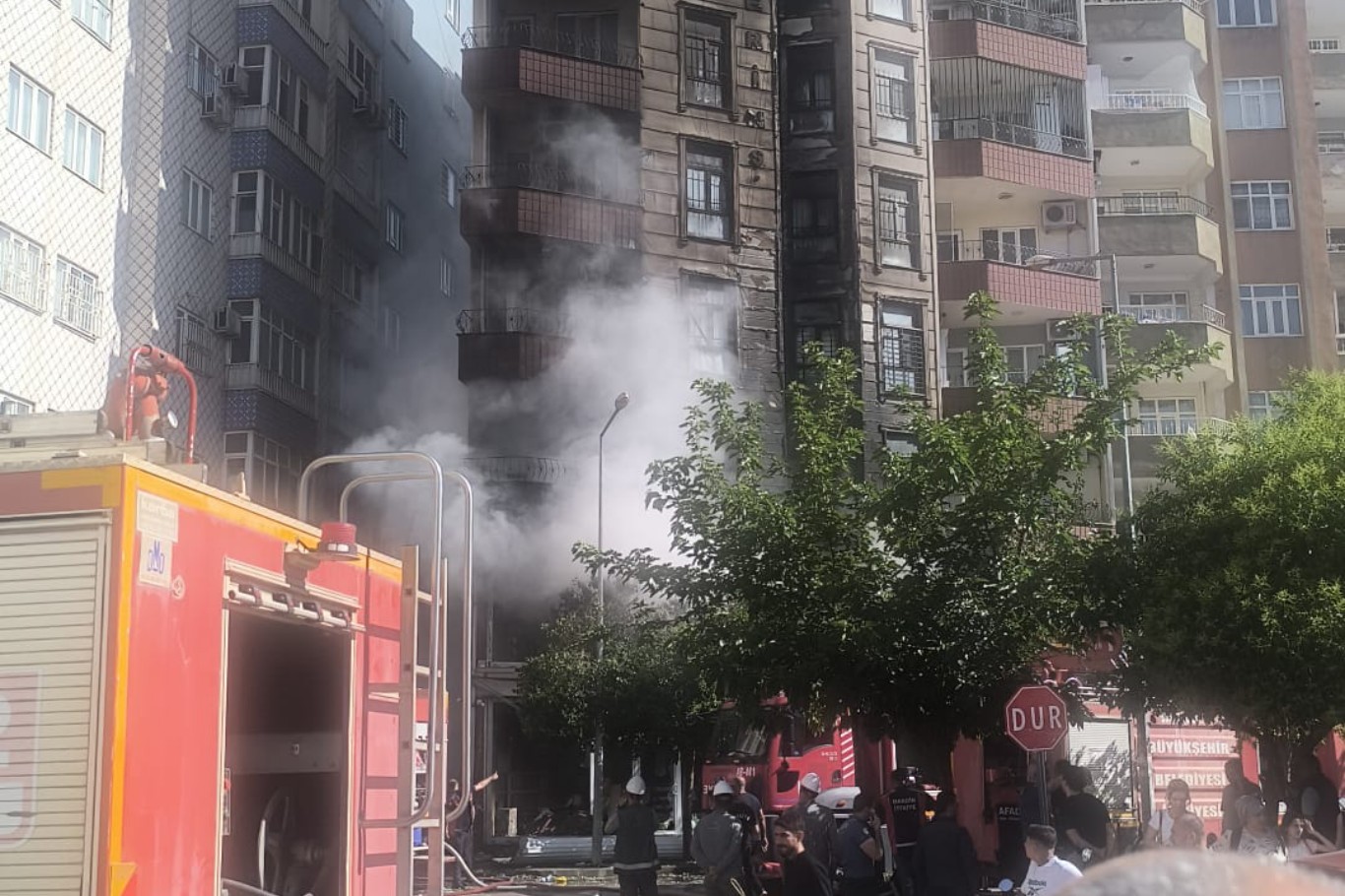 Mardin’in Kızıltepe ilçesinde 8 katlı binada yangın paniği