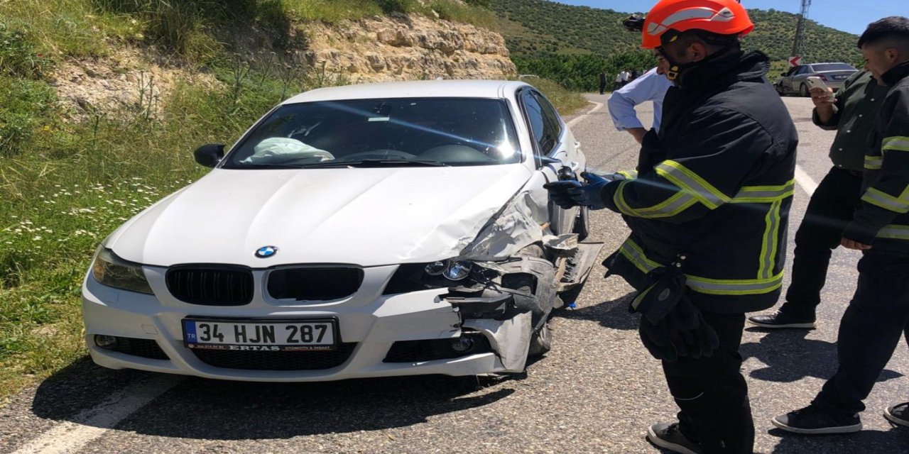 Mardin’in Yeşilli ilçesinde iki otomobil çarpıştı: 5 yaralı