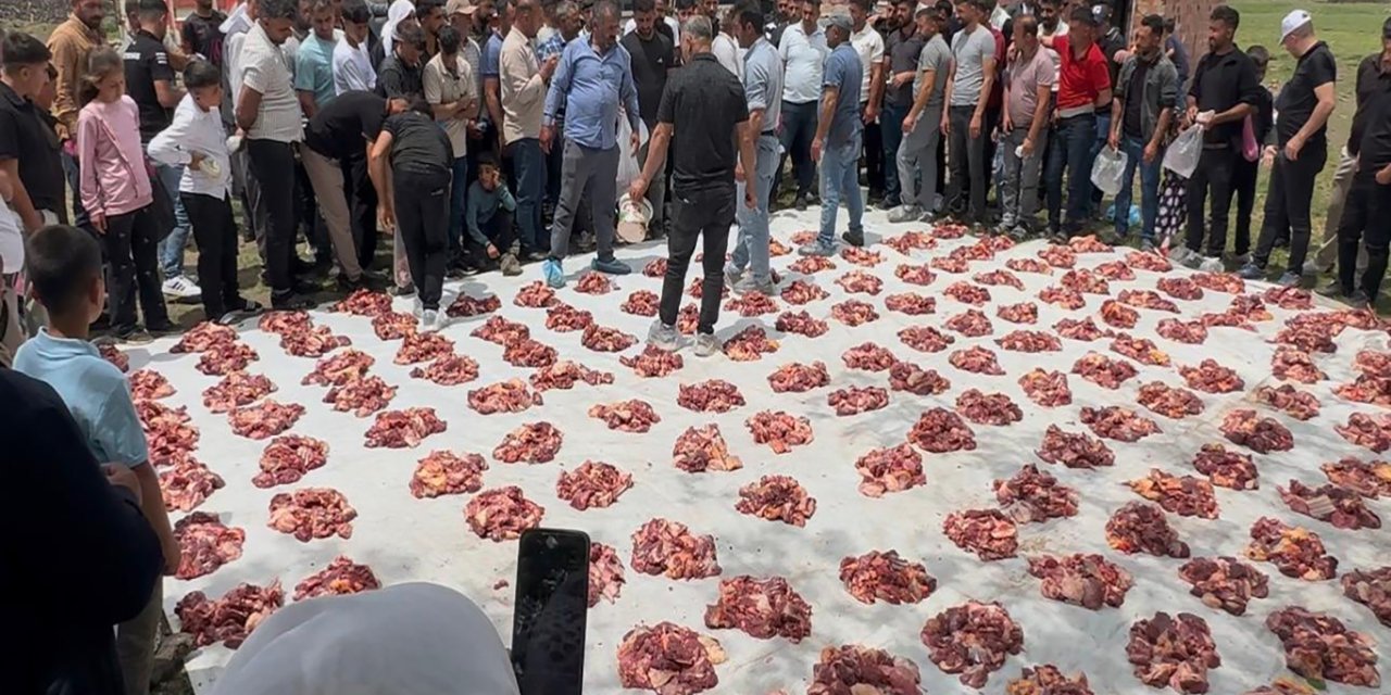 Çınar'da örnek dayanışma geleneği: Kurban etleri mahalledeki tüm hanelere ulaştırılıyor
