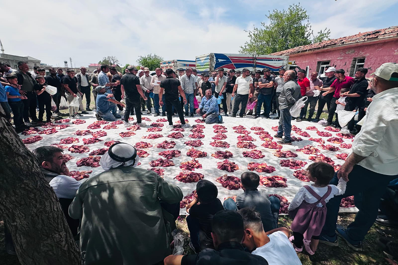 Li Çinarê kevneşopiya piştgiriya mînak: Goştê qurbanê dighîje hemû malên li gund