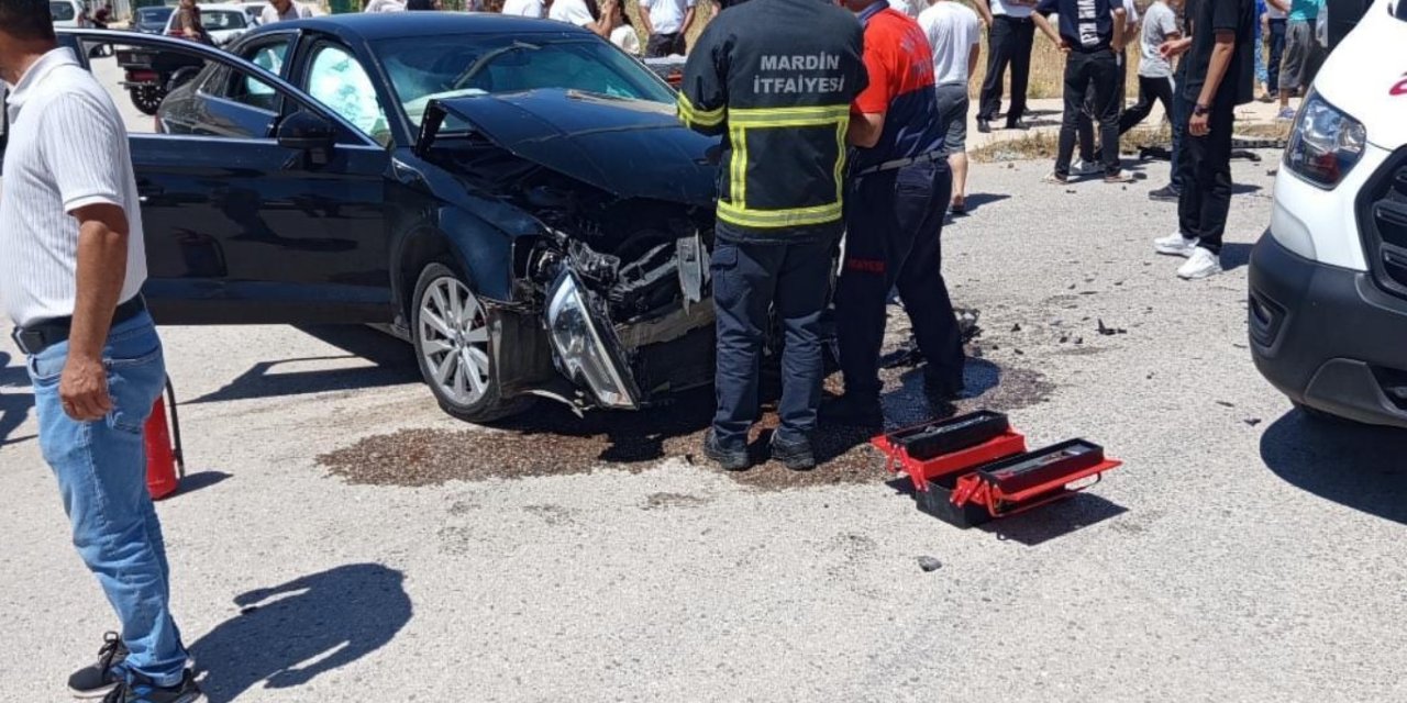 Mardin’de iki otomobil çarpıştı: 3 kişi yaralandı