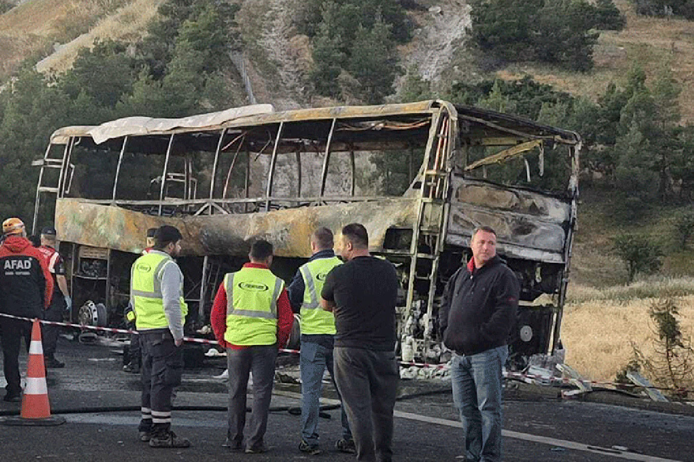 Li Denizliyê otobusa rêwiyan a ku li bariyeran xist, agir pê ket: 8 mirî, 33 birîndar