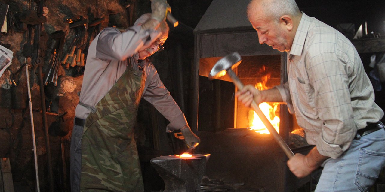 Son ustalar: 65 yıllık demircilik geleneğini yaşatmaya çalışıyorlar