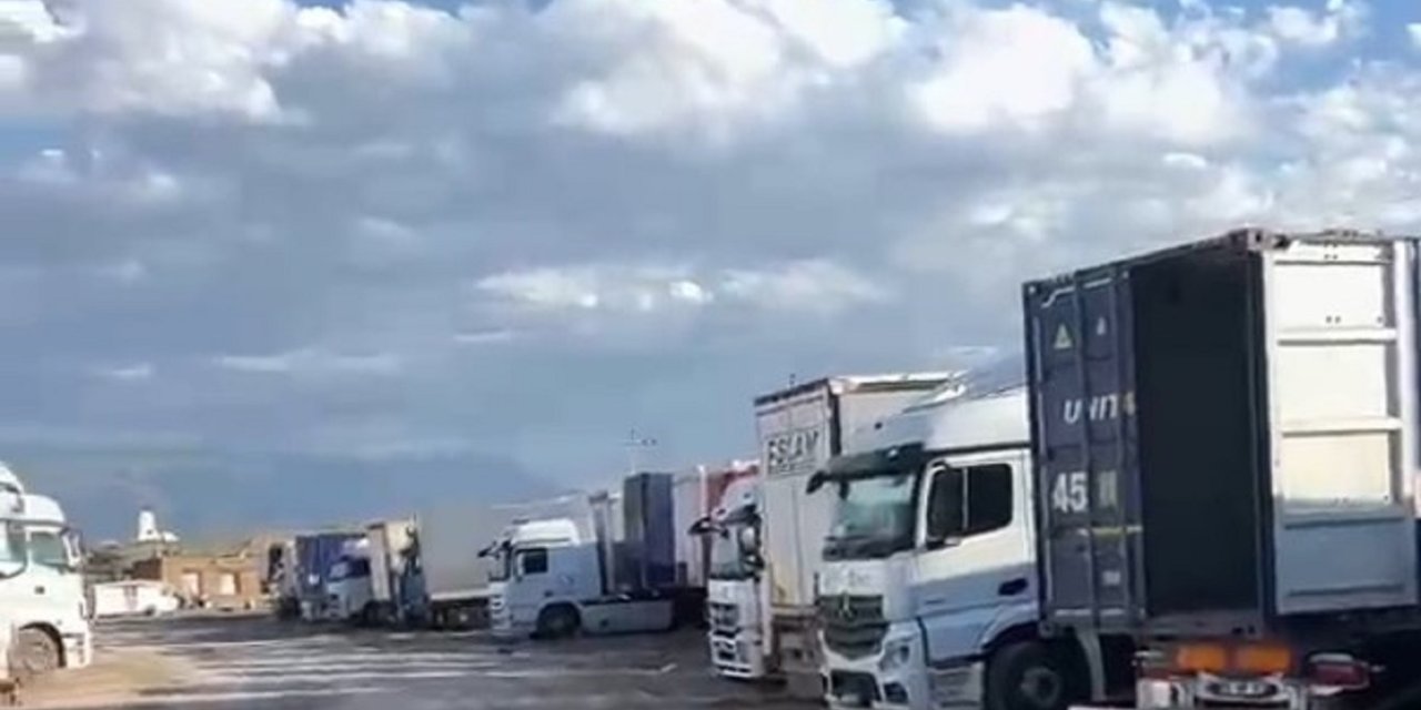 Nahçıvan’da tır şoförlerinden imdat çağrısı "5 gündür tozun toprağın içinde mahsur kaldık!"