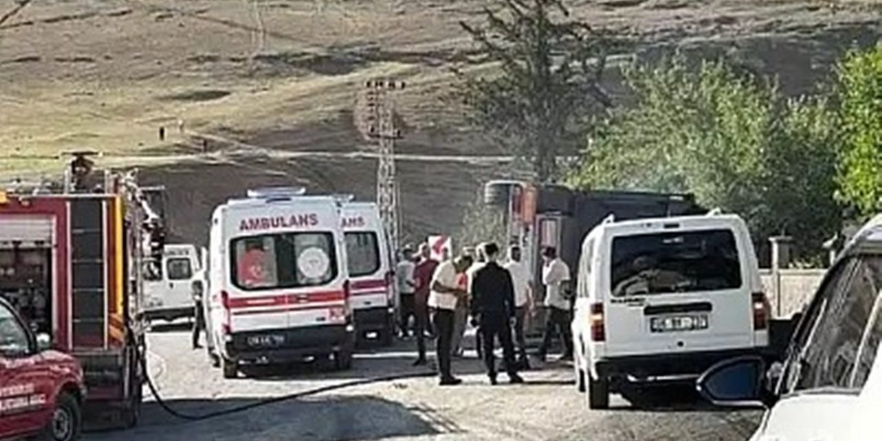 Siirt'te maden yüklü tır devrildi, sürücü araçta sıkıştı