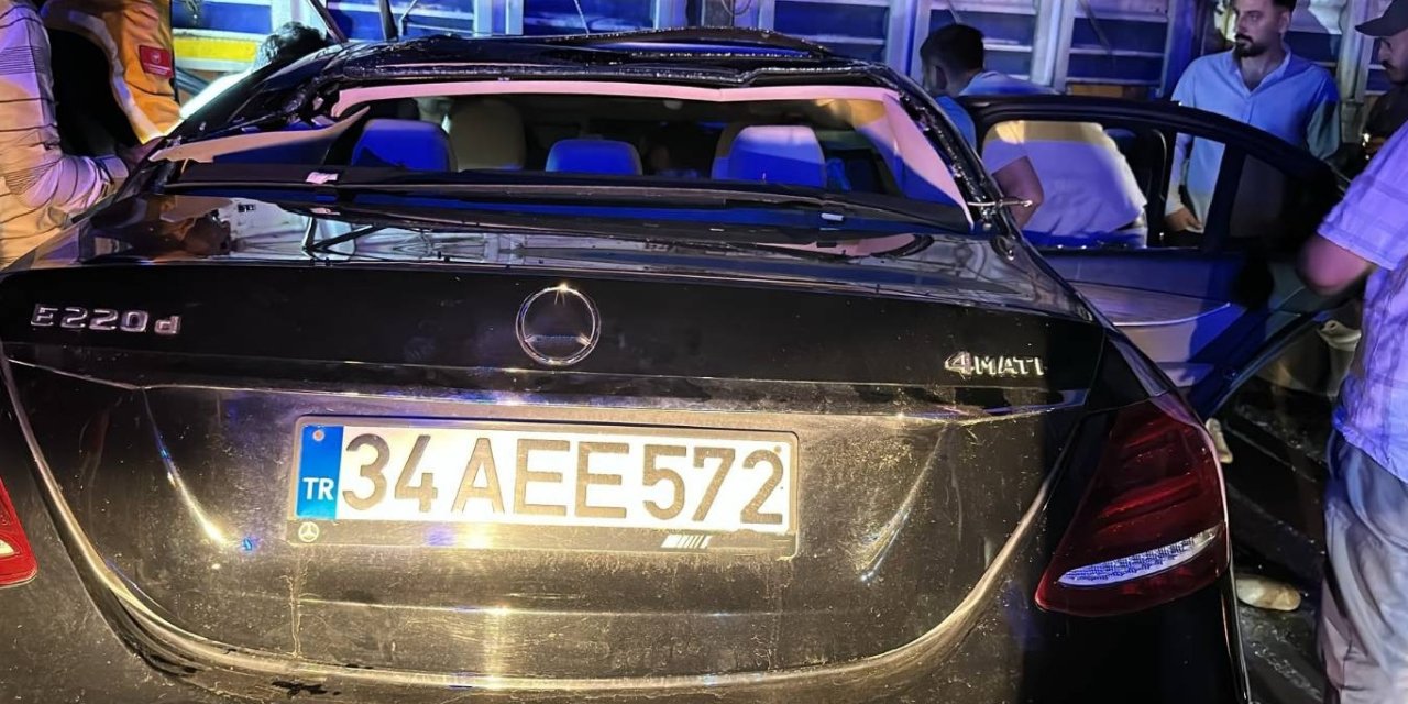 Batman'da otomobil tırın altına girdi: 1'i ağır 2 yaralı