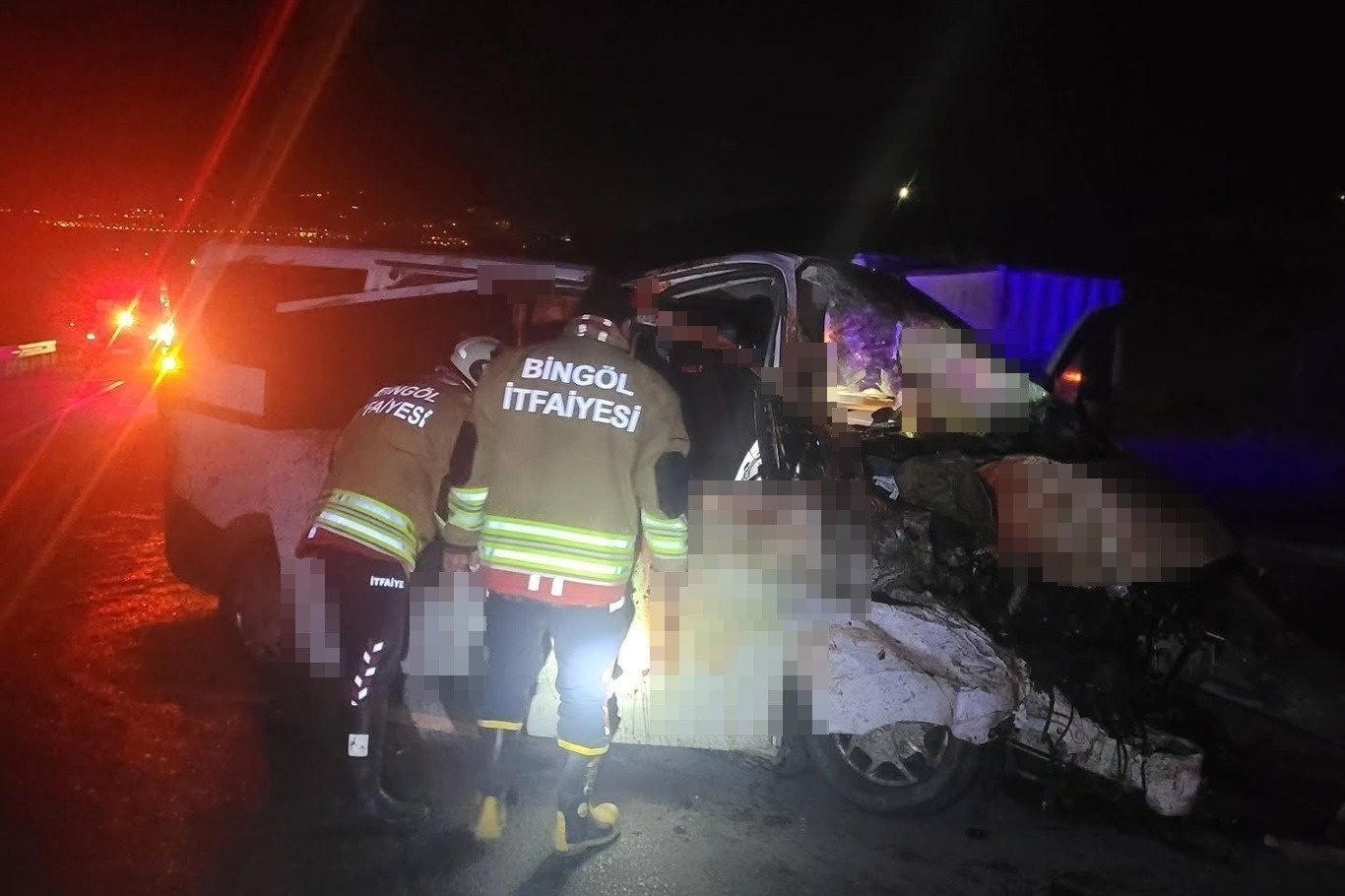 Bingöl'de hafif ticari araç yola çıkan ata çarptı: 1 kişi hayatını kaybetti, 2 kişi yaralandı