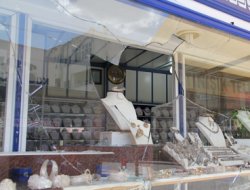 Gümüşçü dükkânını soyan hırsızlar kameraya takıldı