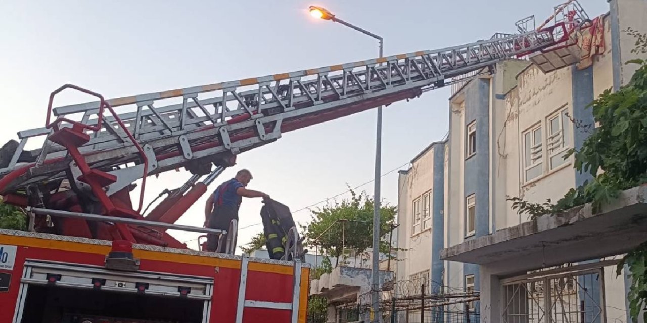 Batman'da iki katlı evin damındaki odunlukta yangın