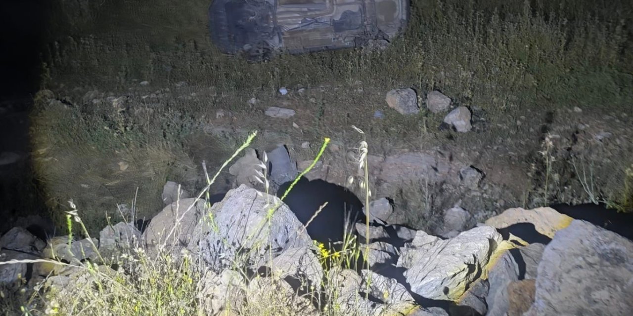 Nusaybin-Midyat kara yolu Toptepe Mahallesi yol ayrımında  kontrolden çıkan otomobil uçuruma yuvarlandı