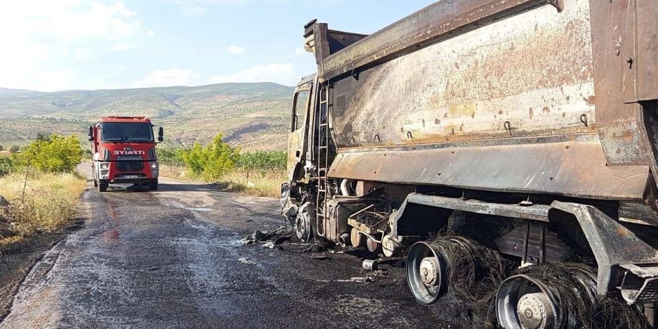 Eruh'ta seyir halindeki kamyon alev aldı