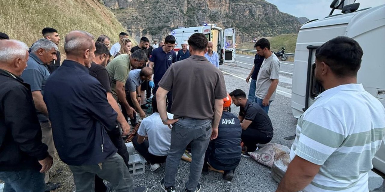 Siirt’te tır devrildi: Araçta sıkışan sürücü kurtarıldı