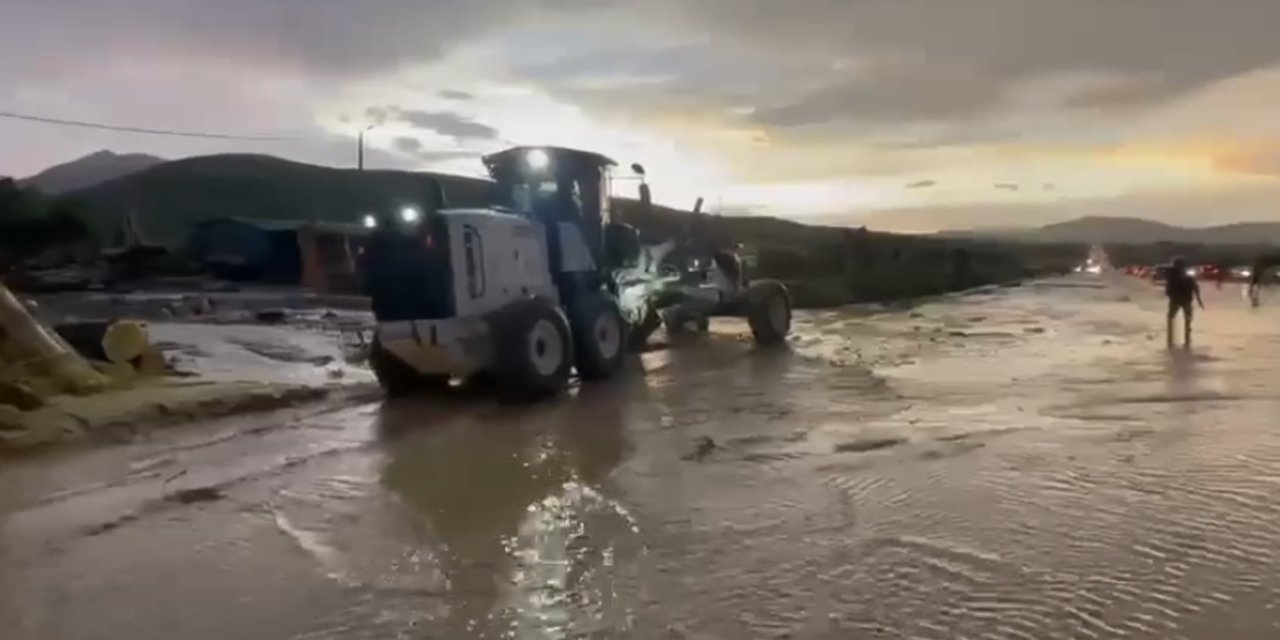 Elâzığ Kovancılar'da sel sonrası kapanan kara yolu trafiğe açıldı