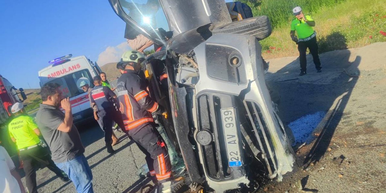 Malatya-Elâzığ karayolunda hafif ticari araç devrildi: 2 yaralı