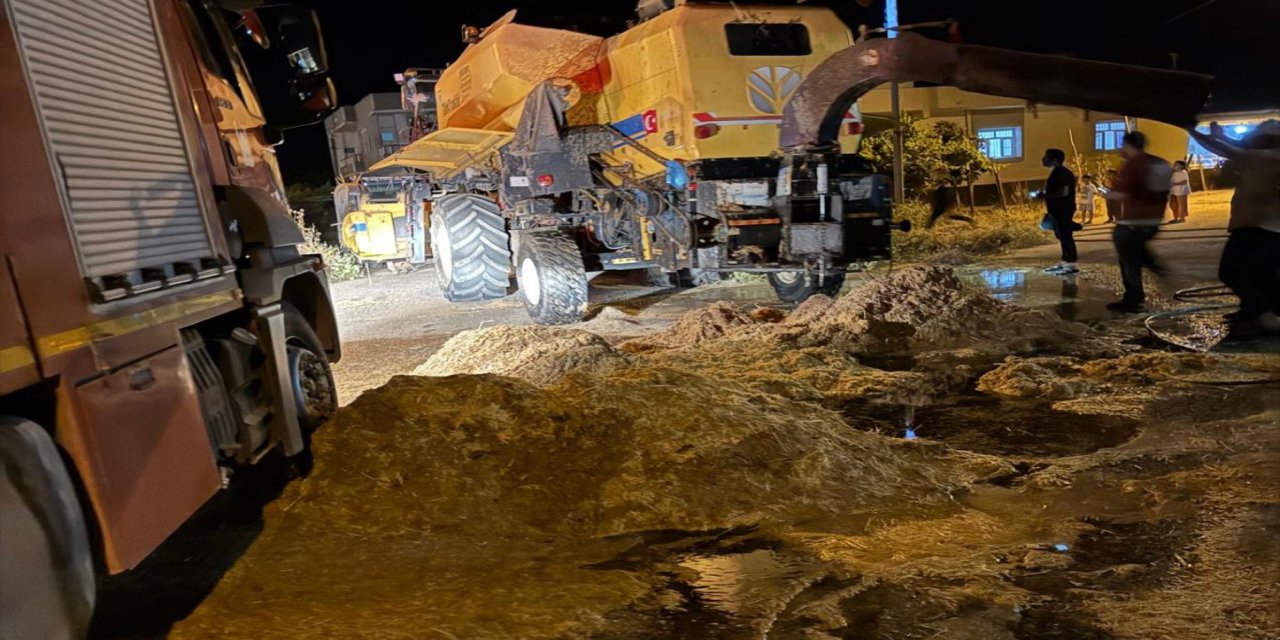 Mardin'in Nusaybin ilçesinde biçerdöverden çıkan kıvılcımların yol açtığı yangında 4 ton saman zarar gördü