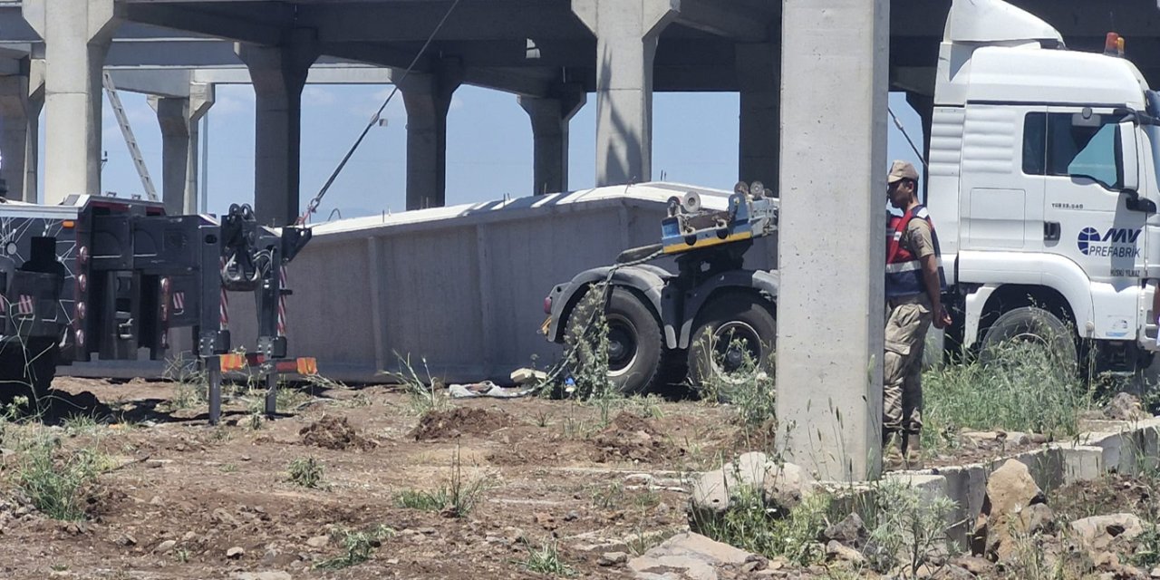 Diyarbakır Karacadağ Organize Sanayi Bölgesinde beton blok işçilerin üzerine düştü: Bir ölü, bir yaralı
