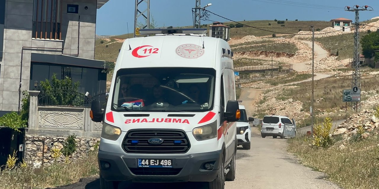 Malatya Yeşilyurt ilçesi Tecde Mahallesi Kent Sokak'ta husumetlilerin kavgasında kan aktı: 1 yaralı