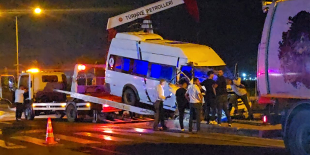 Minibüs ile çöp kamyonu çarpıştı