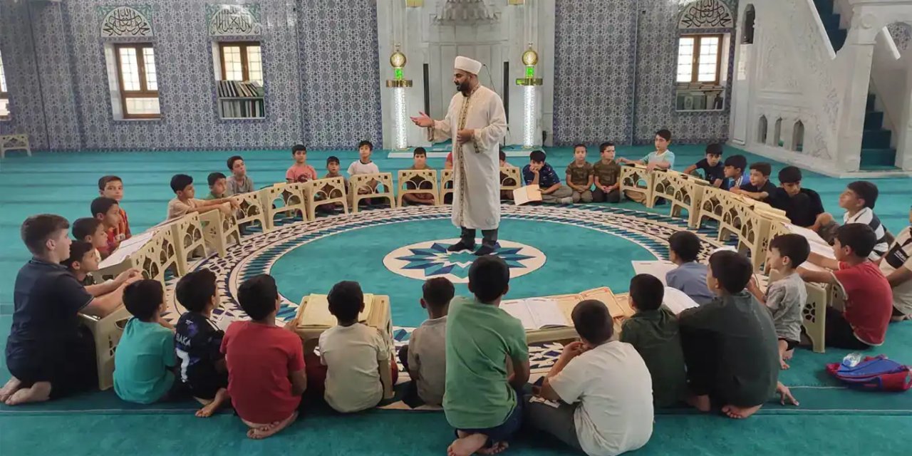 Kursên Quranê yên havînê beşdarî pêşveçûna manewî ya zarokan dibin