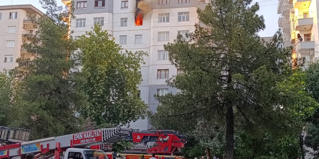 Diyarbakır Bağlar Selahaddin Eyyubi Mahallesinde bir binada çıkan yangın paniğe yol açtı