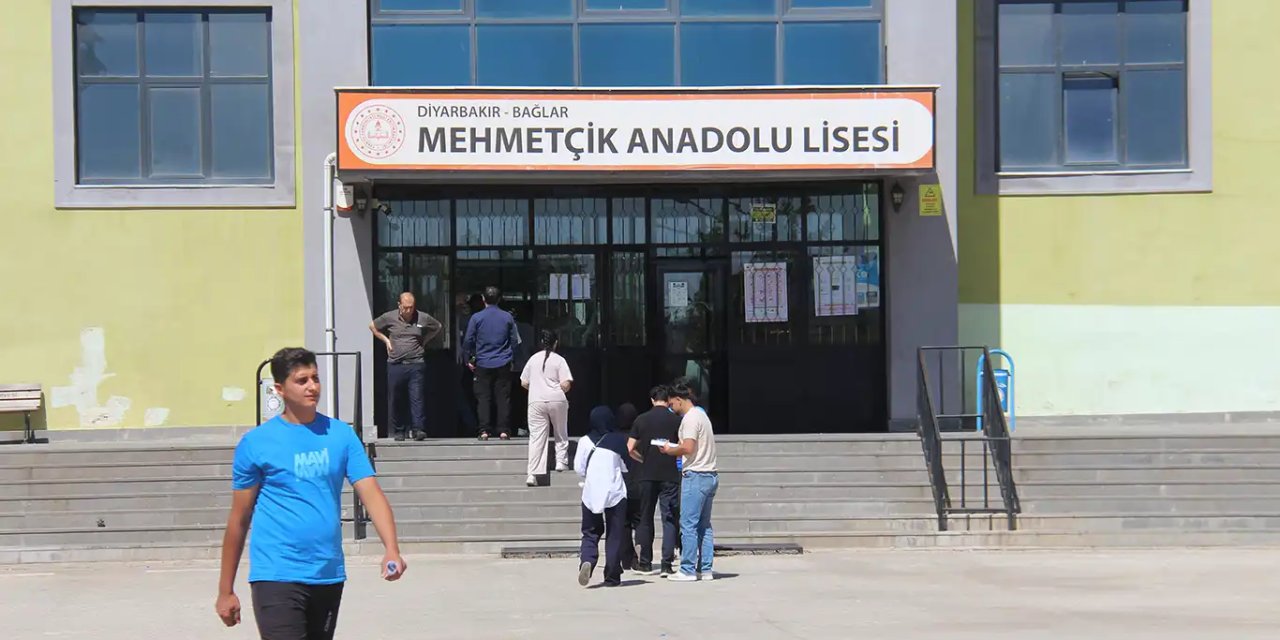 Li Dîyarbekirê kelecana YKSê: Hinek namzed dereng man