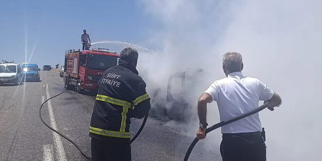 Siirt'te seyir halindeki araç alevlere teslim oldu