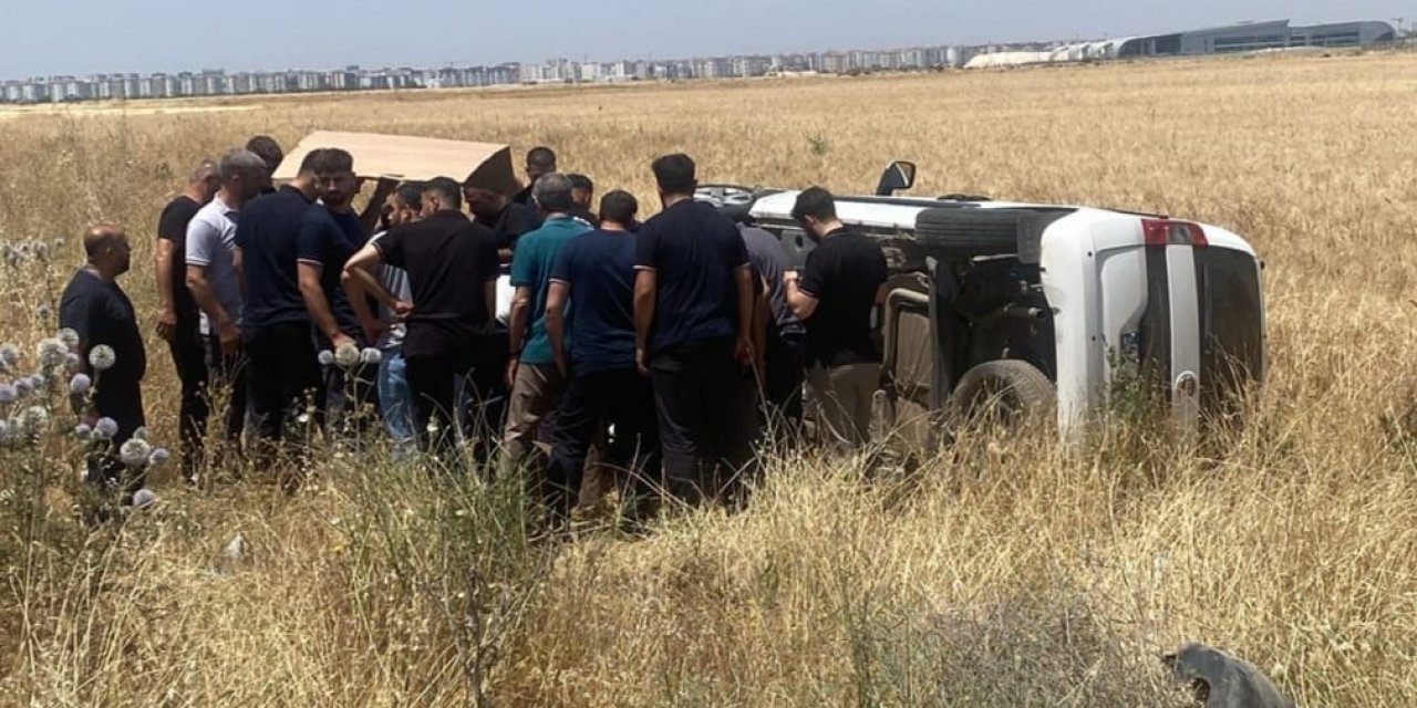 Diyarbakır'da kontrolden çıkan hafif ticari araç takla attı
