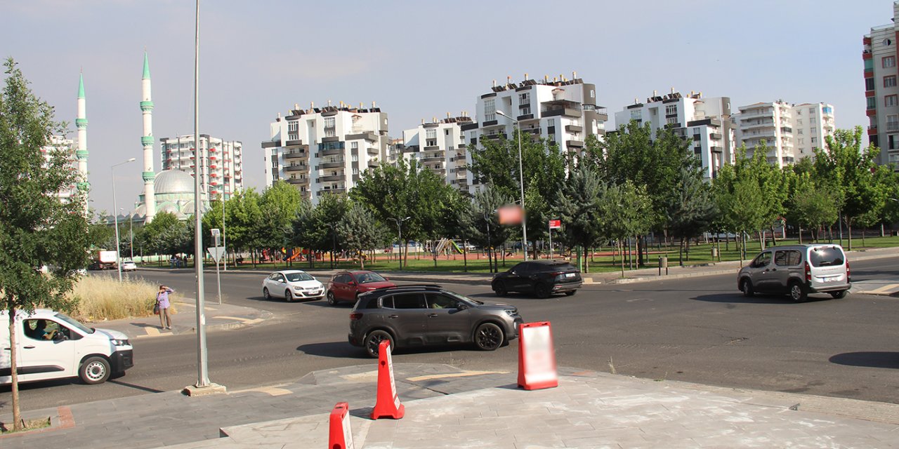 Diyarbakır'da tehlike saçan kavşak: Mahalleli trafik ışığı talep ediyor
